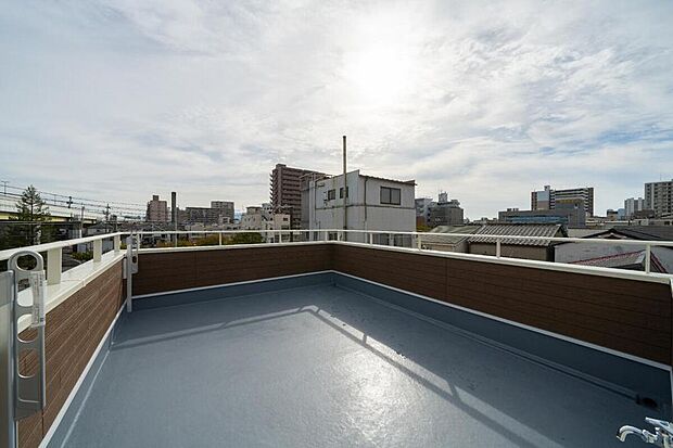 【【本分譲地に建築可能な建物プラン例】】屋上バルコニーは、夏のプールやバーベキューなど、多用途に活用可能なスペース。暮らしの楽しみが広がります。《建物面積114.20m2、建物価格1951万円》