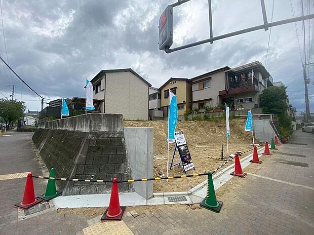【【現地土地写真】】整備された歩道に面し、徒歩やベビーカーを押しながらの移動もしやすい環境◎生活利便施設が近隣に揃い、暮らしやすいロケーションです。