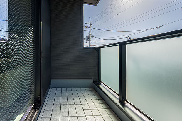 【【1号地/バルコニー】】バルコニーは2階と3階に配置しました。ガーデニングや洗濯物を干すスペースなど、目的に応じて使うことができそうです。