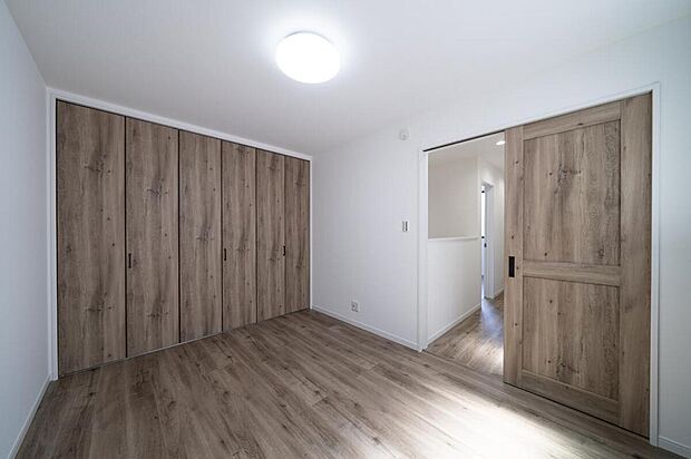 【【本分譲地に建築可能な建物プラン例】】床材に合わせた建具を使用した統一感のある洋室。壁一面に収納を設けているので、居住空間を有効に使えます。《分譲地外:建物面積89.01m2、建物価格1543万円》