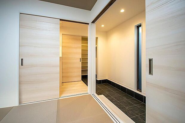 【【本分譲地に建築可能な建物プラン例】】引き違い戸を土間側に寄せることで直接室内へ入れる2WAY仕様。戸を全て閉じれば、玄関をすっきりと見せられます。《分譲地外:建物面積108.53m2、建物価格1854万円》