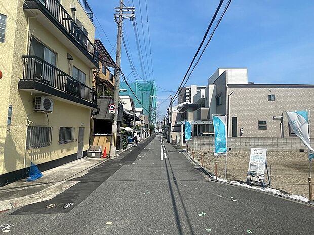 【【前面道路含む現地写真】】北側公道の幅員は約5.4m。路側帯が広めに整備されており、お子様の通学や自転車での移動がしやすい環境です。