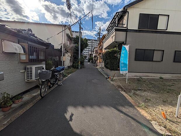 【【前面道路含む現地写真】】小学校まで徒歩10分、中学校まで徒歩3分とお子さまの通学負担の少ない距離です。幼稚園や保育園、スーパー、病院、公園も徒歩5分圏内にそろい、子育て世帯にもおすすめの住環境です。