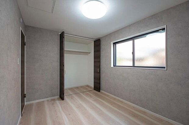 【【本分譲地に建築可能な建物プラン例】】1階の全洋室にクローゼットを設けました。衣類や荷物をたっぷり収納でき、住空間を広々とお使いいただけます。《分譲地外:建物面積92.34m2、建物価格1600万円》