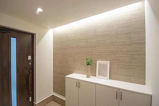 【【本分譲地に建築可能な建物プラン例】】間接照明の柔らかな光がアクセントクロスを照らし、家に入った瞬間に高級感を味わえる空間を演出しました。《分譲地外:建物面積104.48m2、建物価格1785万円》