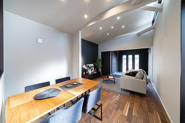 【【本分譲地に建築可能な建物プラン例】】落ち着いたカラーリングでシックにまとまったリビングは、天井に勾配をつけてあり、開放感が生まれます。《分譲地外:建物面積104.89m2、建物価格1744万円》