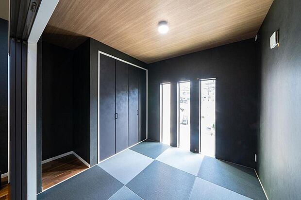 【【本分譲地に建築可能な建物プラン例】】リビングから続く和室は落ち着いたトーンでシックな印象に。LDKと仕切ることも可能なので、客間としても使えます。《分譲地外:建物面積104.89m2、建物価格1744万円》