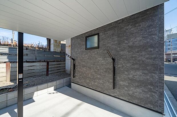 【【本分譲地に建築可能な建物プラン例】】ガレージの一部に物干しスペースを設置。カーポートの屋根があるため、天候に左右されず洗濯物を干せます。《分譲地外:建物面積85.23m2》