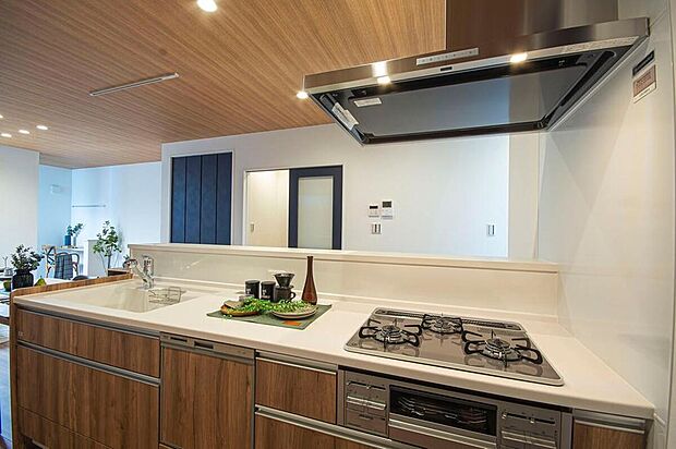 【【本分譲地に建築可能な建物プラン例】】コンロ前に壁がなく、家族とのコミュニケーションを取りやすい、サイドマントルタイプのレンジフードを設けています。《分譲地外:建物面積101.85m2、建物価格1740万円》