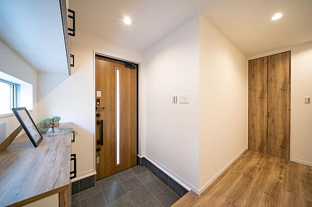 【【本分譲地に建築可能な建物プラン例】】玄関は比較的ゆとりを持たせた空間になっており、家族全員で出入りする際も快適に利用できる広さです。《分譲地外:建物面積105.69m2、建物価格1758万円》