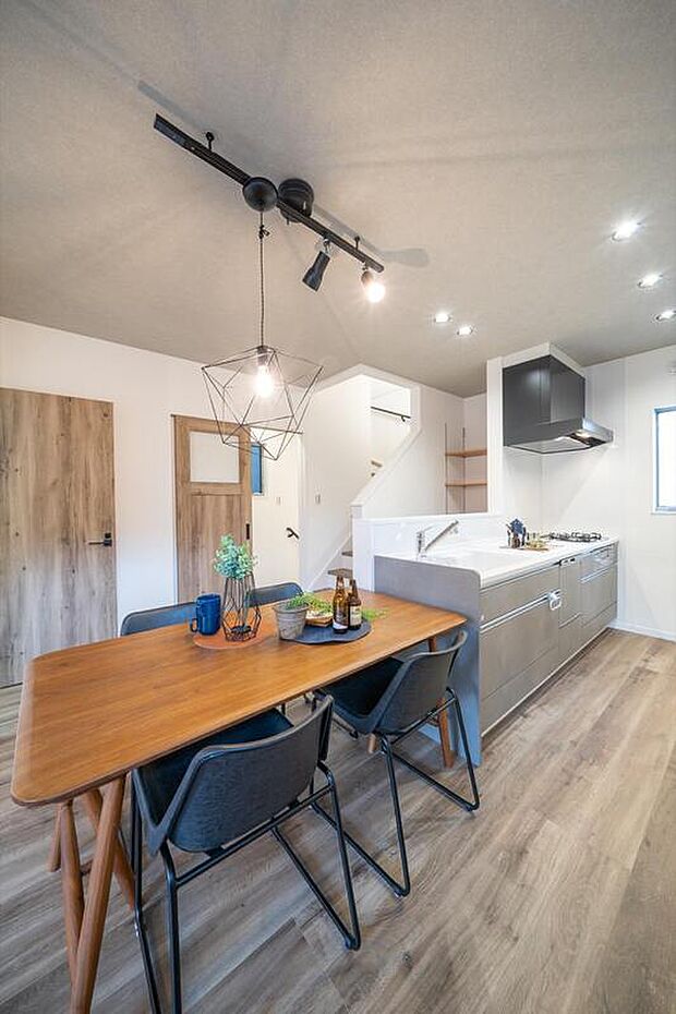 【【本分譲地に建築可能な建物プラン例】】キッチンとダイニングを横並びに配置。配膳もスムーズに行えます。毎日ゆとりを感じる、ヴィンテージライクな住まいです。《分譲地外:建物面積105.69m2、建物価格1758万円》