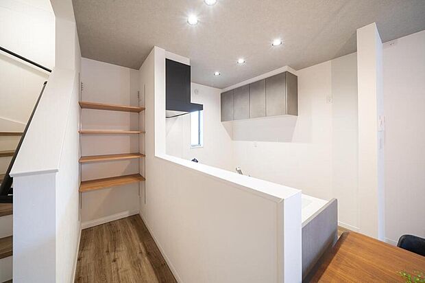 【【本分譲地に建築可能な建物プラン例】】キッチンとリビング階段の間に可動棚を設置。食料品のストックやディスプレイ空間としても活用可能です。《分譲地外:建物面積105.69m2、建物価格1758万円》