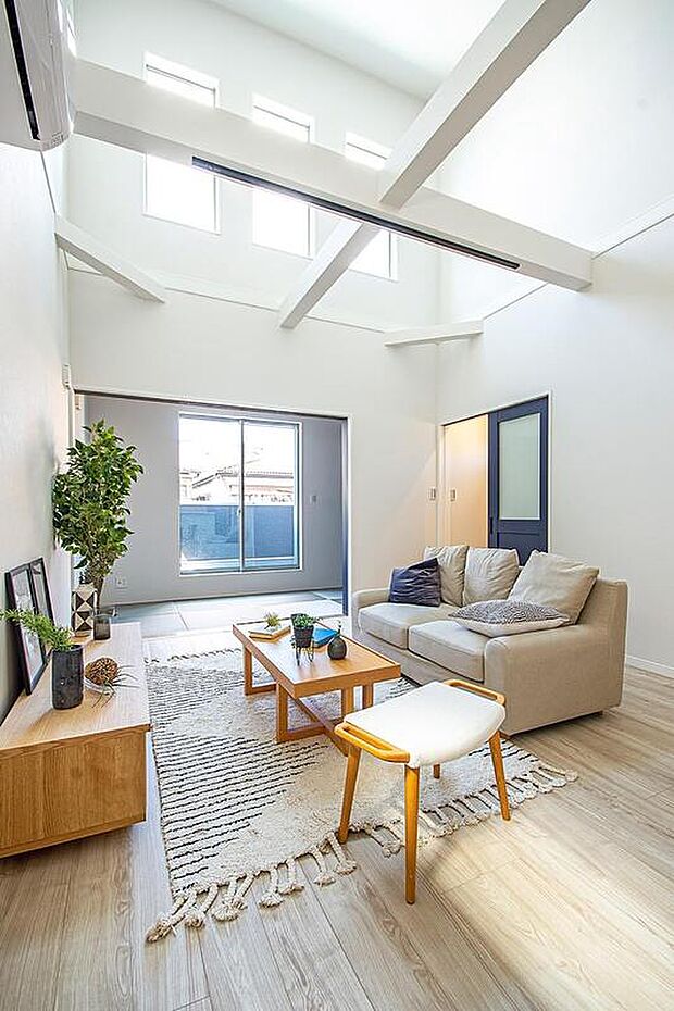 【【本分譲地に建築可能な建物プラン例】】勾配天井で高くなった壁には3連のFIX窓を設置。しっかり光を取り込み、日中は照明が不要なほど明るい空間です。《分譲地外:建物面積101.64m2、建物価格1736万円》