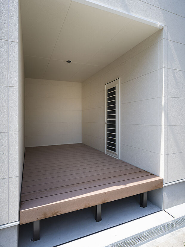 【【2号地・インナーテラス】】サニタリーから出入り可能なインナーテラスがあります。洗濯物を干すスペースに◎お子様の遊び場としても活用できそうです。