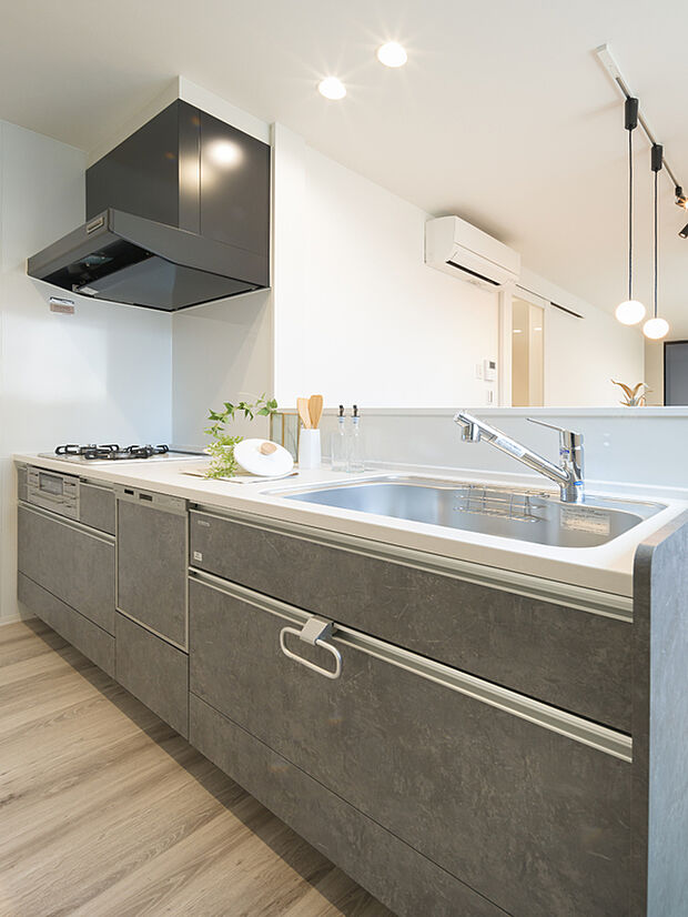 【【2号地・キッチン】】マットな質感がおしゃれなグレーのキッチン。便利なグリル付き3口ガスコンロ&食器洗乾燥機付きです。調理や後片付けがスムーズにでき、家事の時短が叶います。