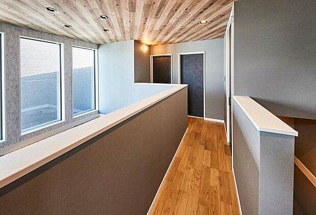 【【本分譲地に建築可能な建物プラン例】】天井に木目のクロスを使用し、奥行きを感じられるようデザイン。正面には窓を設け、開放的なホールに仕上げました。(分譲地外:建物面積102.86m2、建物価格1847万円》