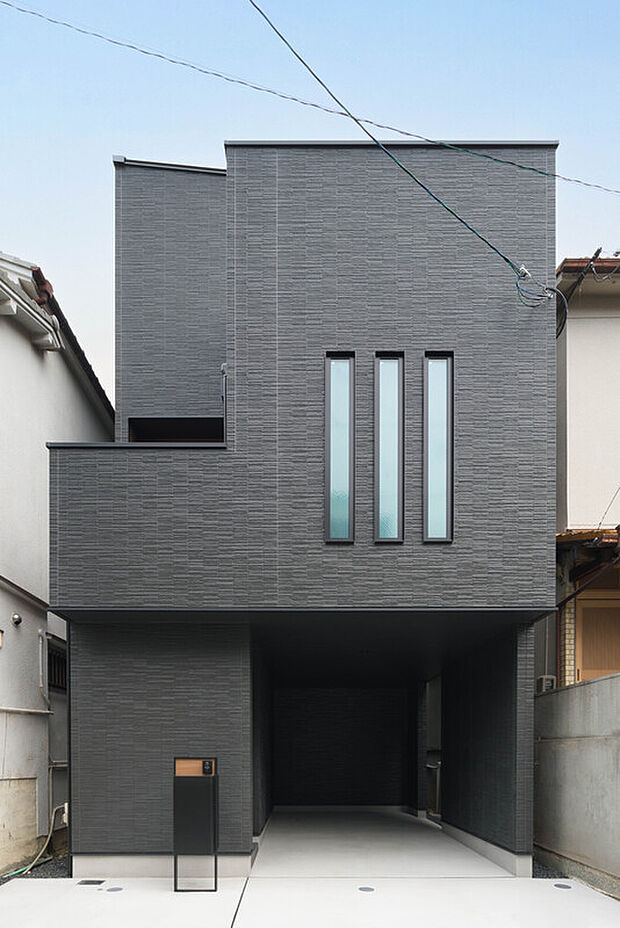 【【外観写真】】阪急神戸線「武庫之荘」駅まで徒歩13分の立地に、3階建てコンセプトハウスが誕生!広々とした2階LDKや、大容量の収納が豊富な住まいです。ぜひ現地にてご内覧ください。