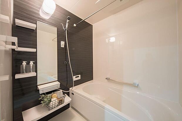 【【浴室】】浴室乾燥機付きで、天候や時間に関わらず洗濯物を乾かすことができます。ベンチ型の浴槽を採用しており、半身浴やお子様との入浴にも便利。自然と節水にも繋がります◎