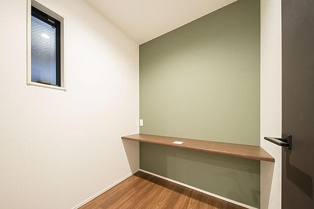 【【書斎】】1階に配置した約2.5帖の書斎スペース。カウンターを設置しており、そのまま机として活用できます。テレワークスペースや趣味の部屋など、ライフスタイルにあわせて多用途に使うことができるスペースです。