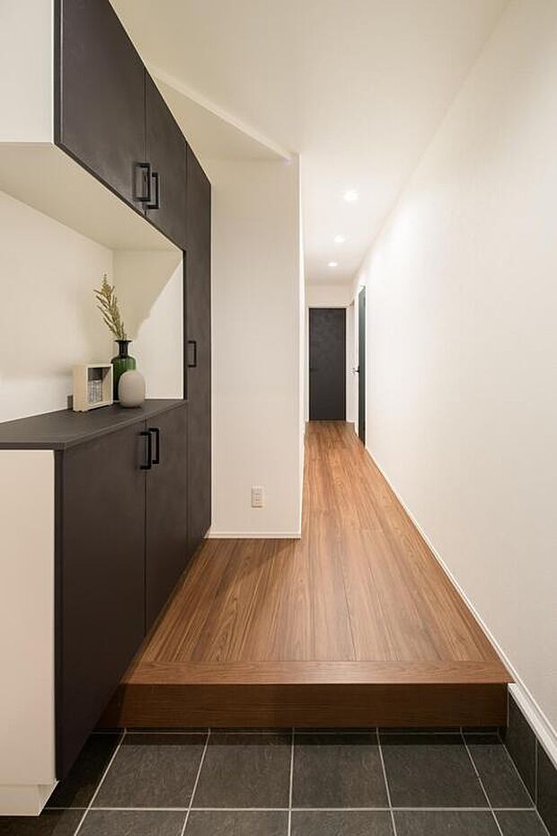 【【玄関収納】】玄関にはコの字型の玄関収納を備えています。フロートタイプで掃除がしやすく、カウンター部分は鍵置き場や小物などを飾るスペースとしても活用できます。