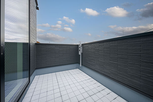 【【バルコニー】】2階、3階にそれぞれバルコニーを設置しており、風通しも良好です。2階にはサニタリーを配置しているため、階段を使わずに洗濯物を干す動線が叶い、洗濯動線もスムーズです。