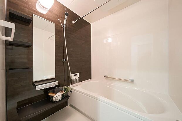 【【浴室】】ダークカラーのアクセントパネルがスタイリッシュな印象を与えてくれます。浴室乾燥機付きのため、天候や季節に左右されず、お好きな時間帯に洗濯物を干すことが可能です。