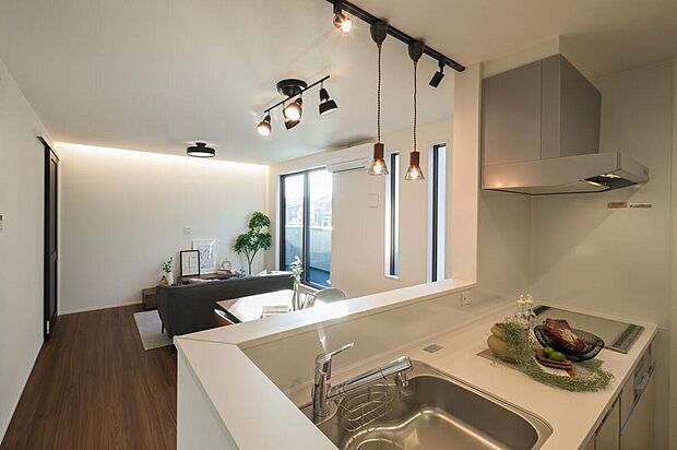 【【キッチン】】リビングにいるご家族の様子を見守りながら家事ができる対面式。IHクッキングヒーターを採用しています。火元がないため、夏場の調理でも暑さを感じにくく、1年を通して快適に利用できます。