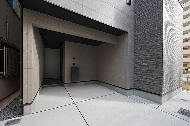 【【カースペース】】1台分のカースペースがあり、お車を保有できます(車種による)。お車がない時間帯には、お子様の遊び場としても活用可能です。