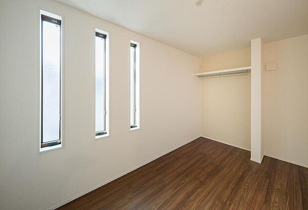 【【洋室/約5.6帖】】寝室や子供部屋、ワークスペースなど、ライフスタイルに合わせて多目的に活用できるお部屋です。ハンガーパイプ付きのオープンクローゼットがあり、見せる収納を楽しめます。