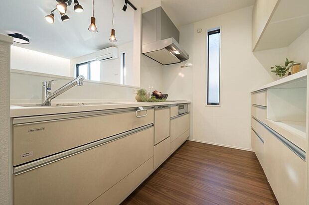 【【キッチン】】ビルトインタイプの食器洗乾燥機付きで、家事負担の軽減につながります。下部のキッチン収納に加えて、背面にも収納があり、散らかりやすい調理器具類や食器などをすっきりと収納可能です。