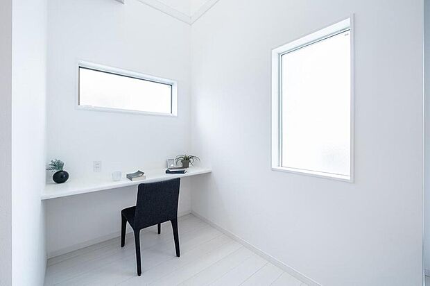 【【本分譲地に建築可能な建物プラン例】】吹抜け下のスタディスペースは、リモートワークや子どもの宿題の場所として活躍します。充電に便利なコンセント付き。《分譲地外:建物面積99.22m2、建物価格1782万円》