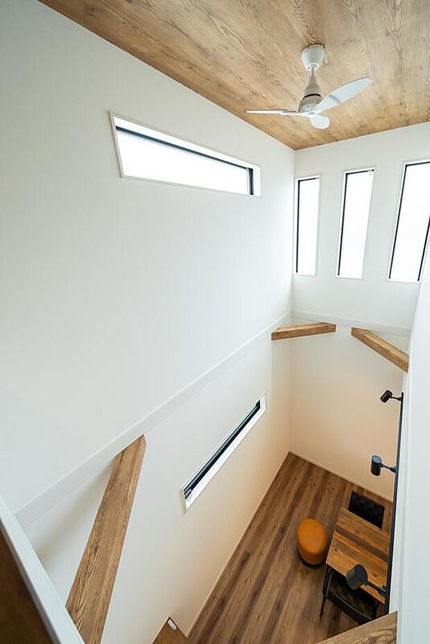 【【本分譲地に建築可能な建物プラン例】】階段の横に吹き抜けを設けることで、2階・3階のどちらからでも開放感を感じることができます。《分譲地外:建物面積94.36m2、建物価格1695万円》