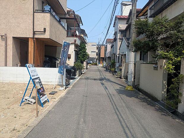 【【前面道路含む現地写真】】両区画とも見通しの良い南側道路に面しています。土地周辺は戸建が多く建ち並び、穏やかな住宅街が広がります。