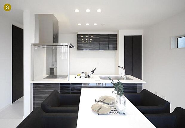 【【本分譲地に建築可能な建物プラン例】】構造壁沿いに設けたキッチンはアイランド風の回遊できる間取り。天井をすっきりと見せるダウンライトを採用しました。《分譲地外:建物面積91.12m2、建物価格1674万円》