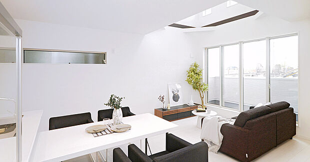 【【本分譲地に建築可能な建物プラン例】】昼間はほぼ照明が不要なほどの、明るく開放的なLDK。モノトーンの内装が冴えわたる、スタイリッシュな寛ぎ空間です。《分譲地外:建物面積91.12m2、建物価格1674万円》