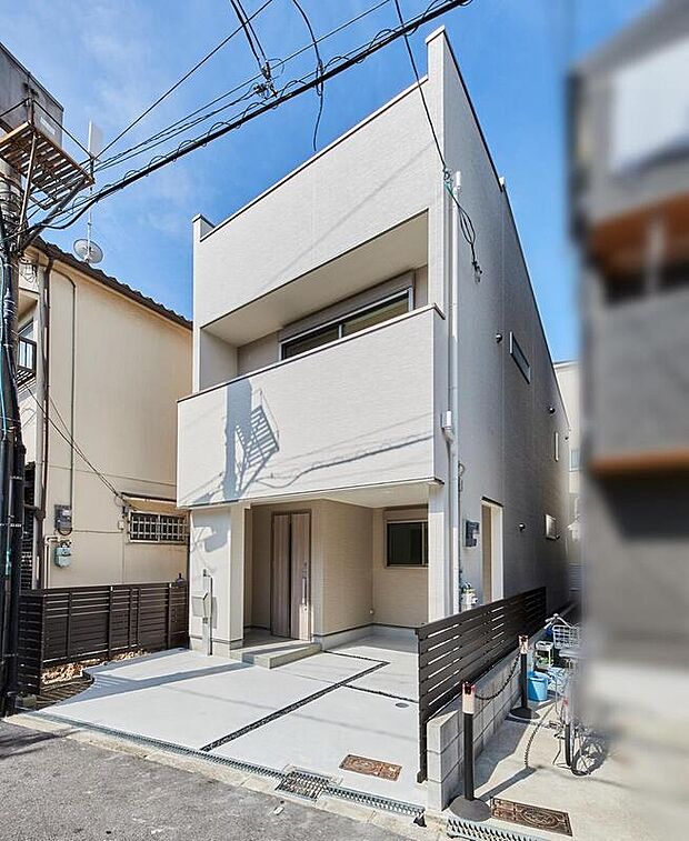 【【本分譲地に建築可能な建物プラン例】】ミルキーホワイトの外観に、木の質感を活かした外構デザイン。玄関ドアにはタッチキーシステムを採用しています。《分譲地外:建物面積93.95m2、建物価格1691万円》