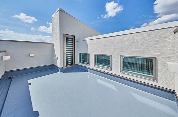 【【本分譲地に建築可能な建物プラン例】】アウトドアリビングとして寛げるルーフバルコニー。照明やコンセント、水栓もあるので、昼夜問わず活用できます。《分譲地外:建物面積93.95m2、建物価格1691万円》