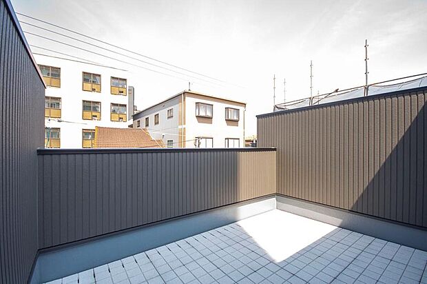 【【本分譲地に建築可能な建物プラン例】】3階のバルコニーはゆったり6帖。左右の壁が高いので外の目線を気にせずプライベートな時間を愉しむことができます。《分譲地外:建物面積105.30m2、建物価格1891万円》