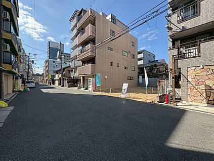 【前面道路を含む現地写真】