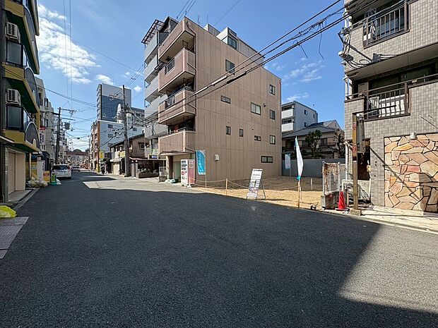 【【前面道路を含む現地写真】】周辺の建物の配置や窓の位置などを考慮しながらプランニングすることができます。実際の陽当りの様子など、ぜひ現地にてご確認ください。