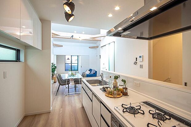 【【本分譲地に建築可能な建物プラン例】】回遊できるアイランド風キッチンを採用しています。料理中も家族とのコミュニケーションが取りやすい設計。《分譲地外:建物面積104.48m2、建物価格1877万円》