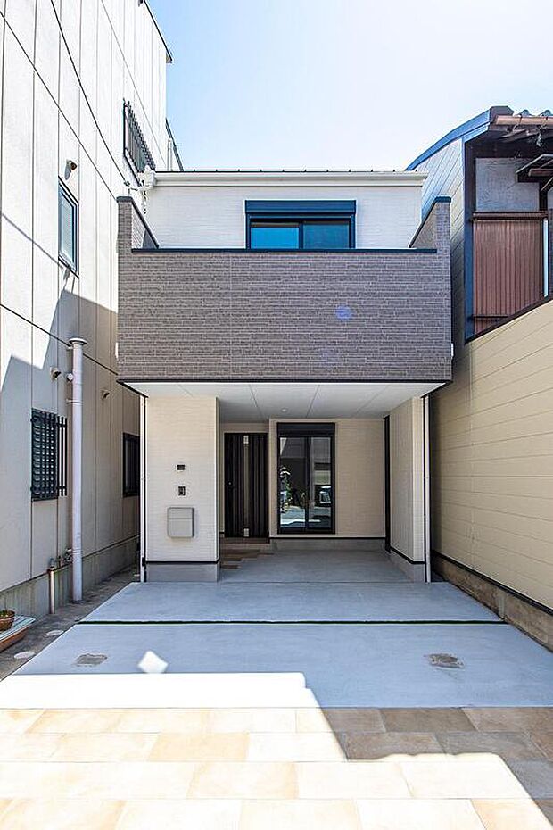 【【本分譲地に建築可能な建物プラン例】】ベースのホワイトカラーに、ストーン調の外壁材や玄関・サッシのダークカラーが引き立つ印象的な外観デザイン。《分譲地外:建物面積104.48m2、建物価格1877万円》