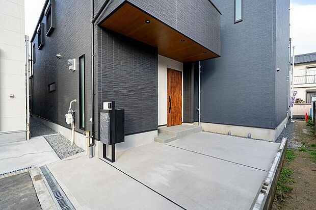 【【本分譲地に建築可能な建物プラン例】】やさしい木目を施した玄関ポーチ。スタイリッシュな外観とデザイン門柱が、住まいの個性を引き立てます。《分譲地外:建物面積95.57m2、建物価格1716万円》