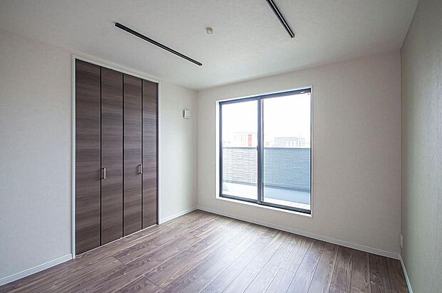 【【本分譲地に建築可能な建物プラン例】】織物風のアクセントクロスを施した雰囲気のある洋室。お好みの照明を設置できるよう、ダクトレールを設置しました。《分譲地外:建物面積95.78m2、建物価格1720万円》