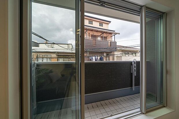 【【本分譲地に建築可能な建物プラン例】】リビングに面した採光性が良いバルコニー。屋根付きなので、天気が悪い日でも外に洗濯物を干すことができます。《分譲地外:建物面積94.77m2、建物価格1702万円》