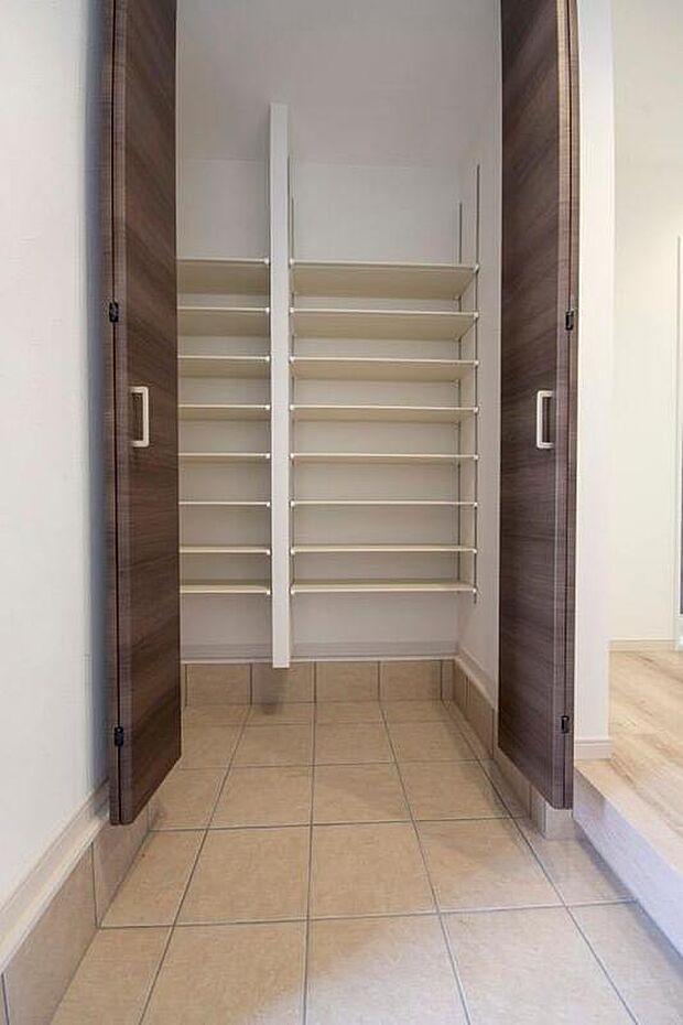 【【本分譲地に建築可能な建物プラン例】】ベビーカーなども収納可能な、大容量のシューズインクロークを設けました。可動式の棚を採用しています。《分譲地外:建物面積92.34m2、建物価格1681万円》