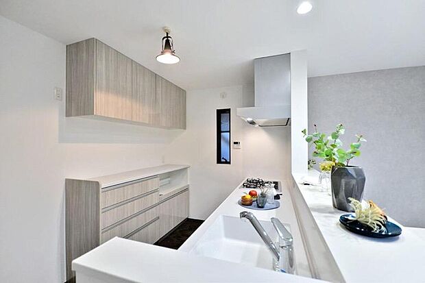 【【本分譲地に建築可能な建物プラン例】】キッチン前面の視界が広がりリビングを広く感じるよう、吊り戸棚とカップボードをキッチンの背面に設置。《分譲地外:建物面積101.25m2、建物価格2116万円》