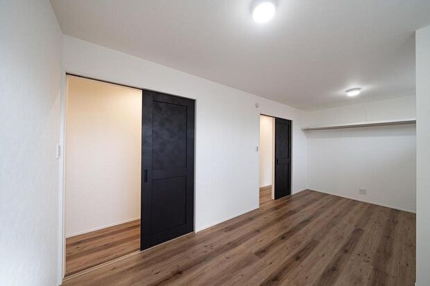【【本分譲地に建築可能な建物プラン例】】扉と収納を2つずつ設けた、2ドア1ルーム。将来2部屋に分けられる設計で、ライフスタイルの変化に柔軟に対応できます。《分譲地外:建物面積114.20m2、建物価格2349万円》