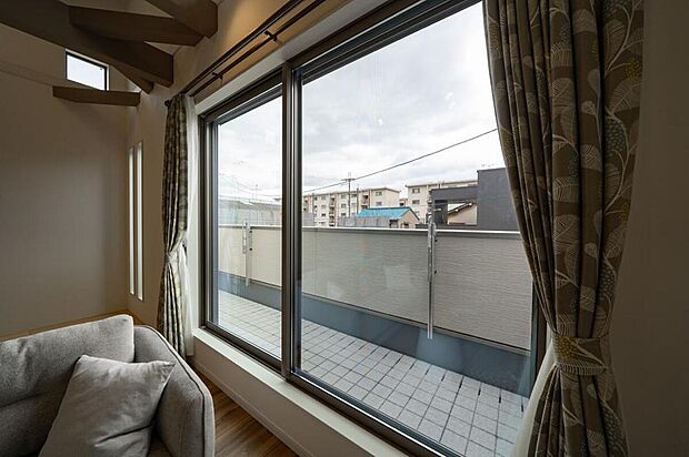【【本分譲地に建築可能な建物プラン例】】家の幅いっぱいのバルコニー。大開口の掃き出し窓から、たくさんの光をリビングに取り込むことができます。《分譲地外:建物面積90.72m2、建物価格1969万円》