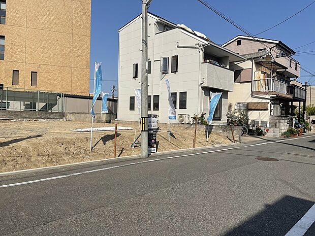【【前面道路を含む現地写真】】南西側前面道路は幅員約6.0m。車の入出庫もスムーズに。前面の建物との距離も保たれ、陽光差し込む明るい住まいを実現できる敷地です。ぜひ、現地をご見学ください。